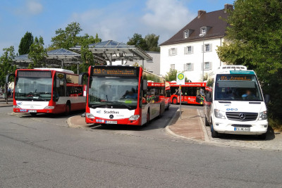 Viel los am Freisinger Busbahnhof: FSM beantragt Runden Tisch zur Etablierung eines modernen ÖPNVs.